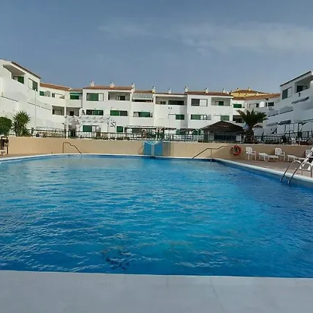 1 Bed - Sleeps 2 - Pool - Parking *